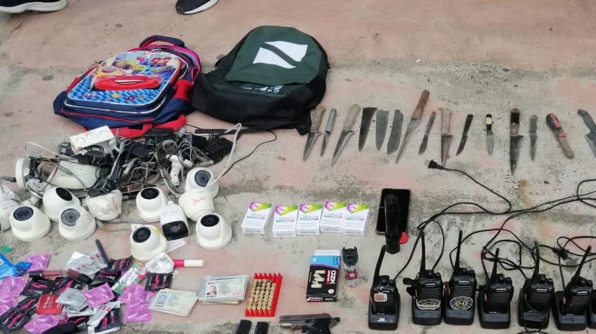 Cámaras de videovigilancia y equipos de comunicación encontrados en un operativo en Quevedo, Los Ríos.
