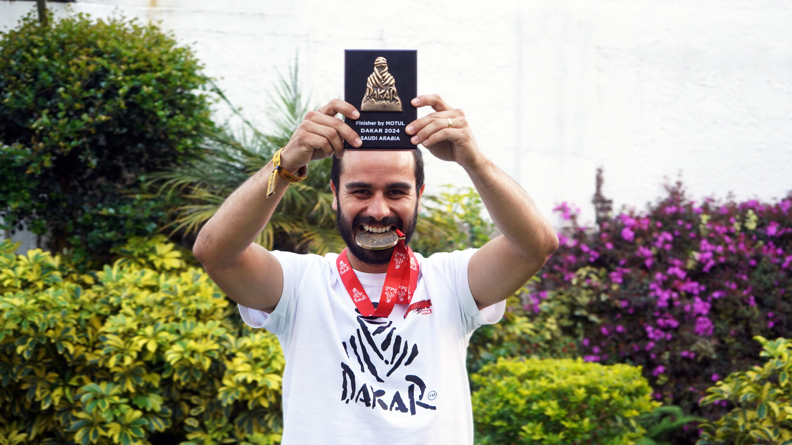 El corredor Juan Carlos Puga posa con su placa y medalla del Dakar 2024, el lunes 22 de enero.