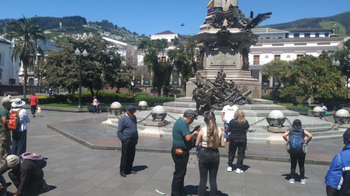 Turistas visitan la Plaza Grande de Quito, el 24 de enero de 2024.