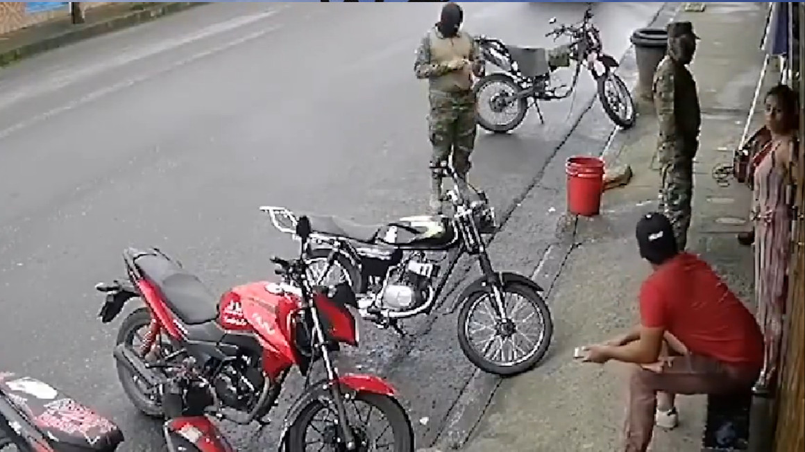 Sujetos vestidos de militares cometieron asalto en Santo Domingo.