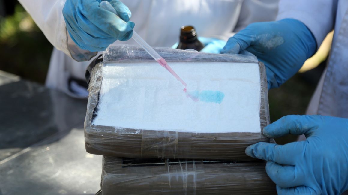 Un equipo forense realiza pruebas a la sustancia para verificar que se trata de cocaína.