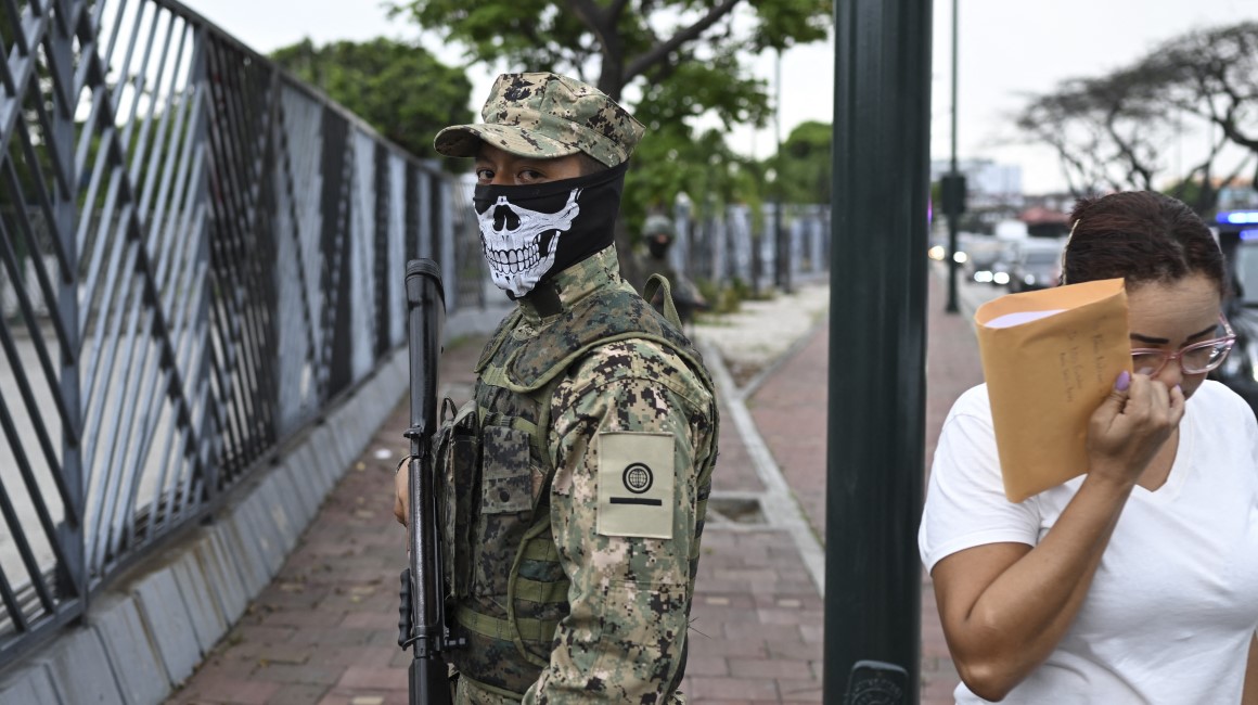 Un soldado hace guardia durante un operativo conjunto en el norte de Guayaquil, en medio del estado de excepción por el conflicto armado interno en Ecuador.