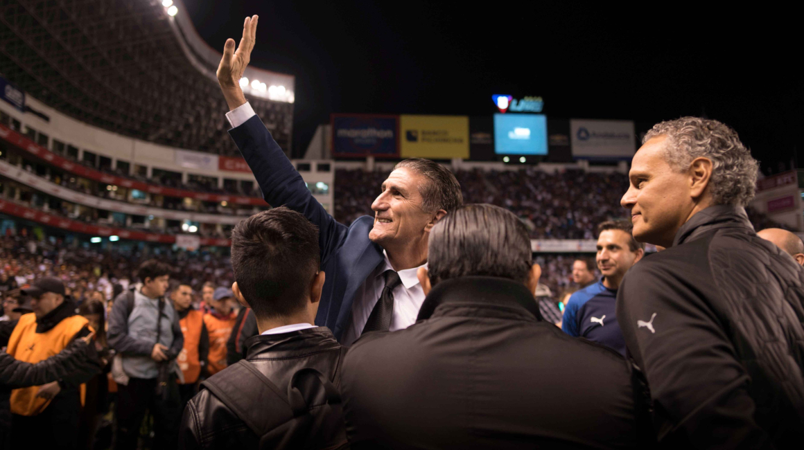 Edgardo Bauza saluda a los hinchas en el estadio Rodrigo Paz Delgado.