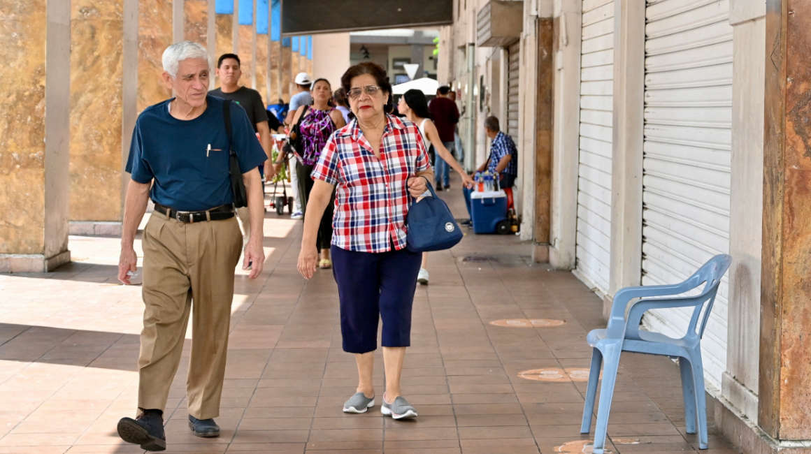 Personas caminan en Guayaquil el 11 de enero, de 2024.