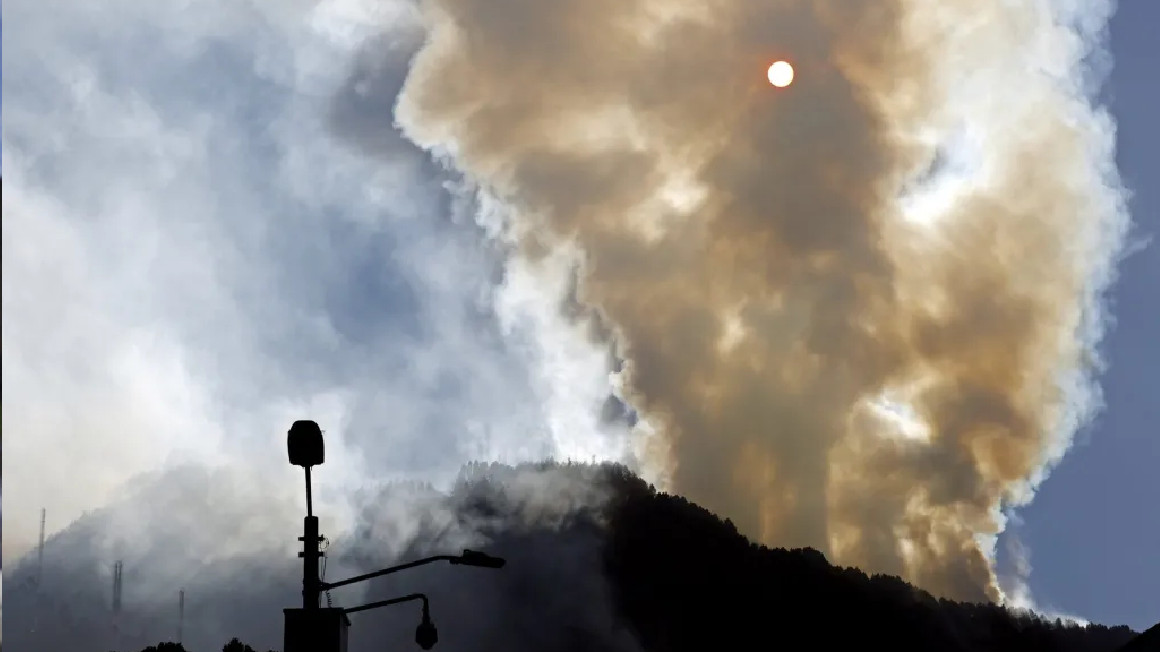 Una columna de humo ocasionada por un incendio forestal hoy, en el cerro El Cable, en Bogotá, el 25 de enero del 2024.