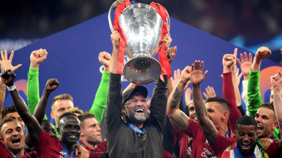 Jurgen Klopp levanta el trofeo de la Champions League en 2019.
