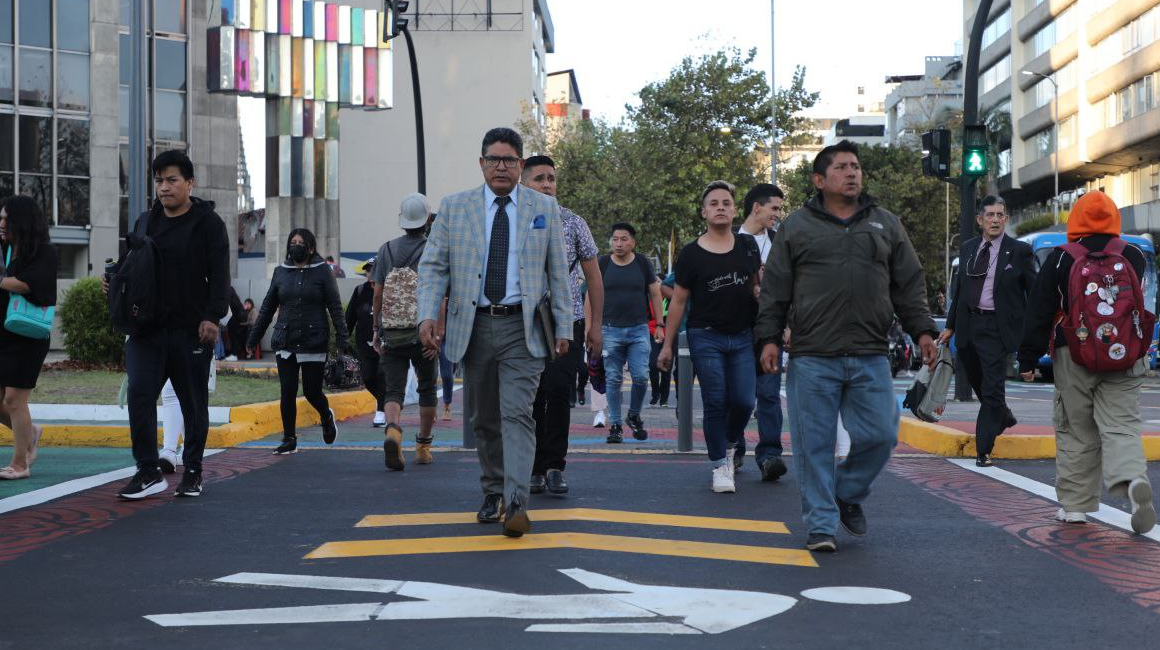 Personas caminan por la avenida Patria, el primer 'sendero seguro' de Quito, el 25 de enero de 2024.