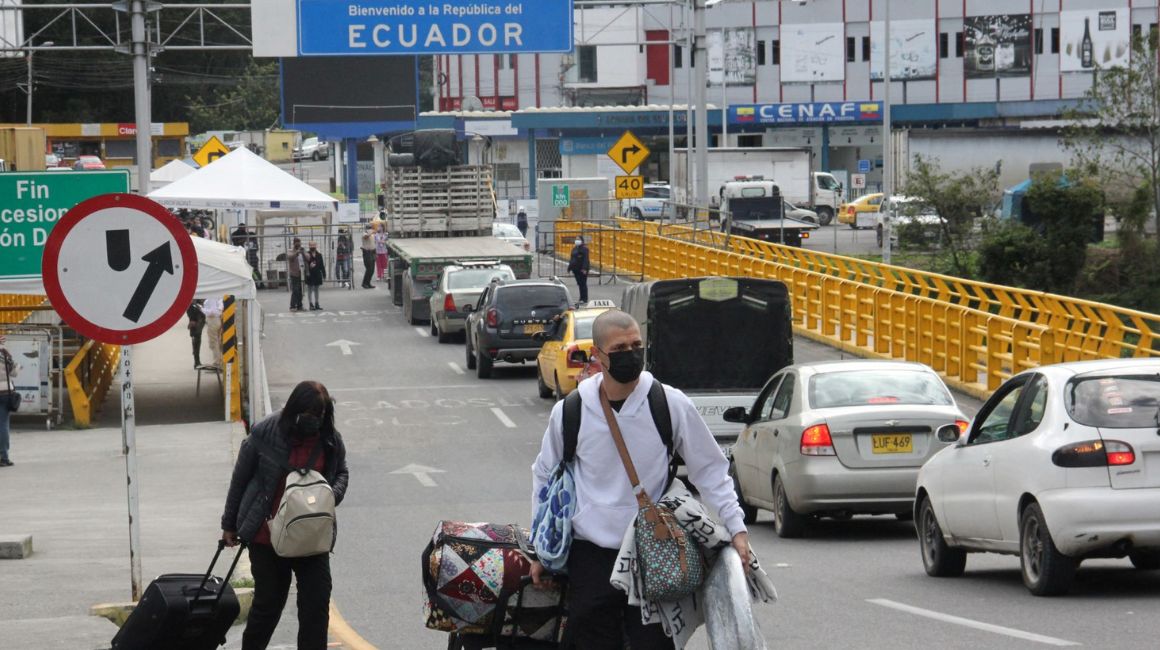 Ciudadanos atraviesan la frontera entre Ecuador y Colombia.