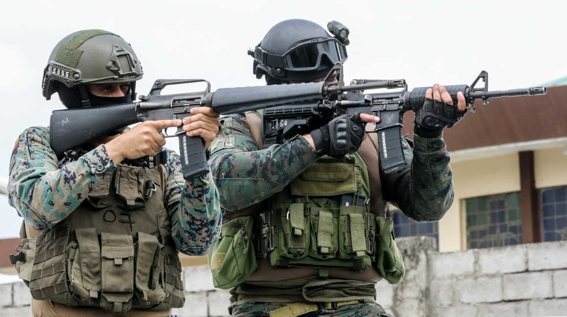 Operativo militar en los exteriores del Base Aerea de Guayaquil, tras la llegada de los familiares del líder criminal ecuatoriano José Adolfo Macías Villamar 'Fito', líder de la banda 'Los Choneros', el 19 de enero de 2024.