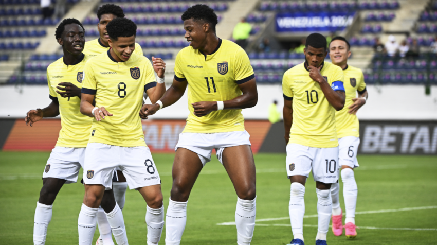 Los jugadores ecuatorianos celebran un gol ante Bolivia por el Preolímpico, el 26 de enero de 2024.