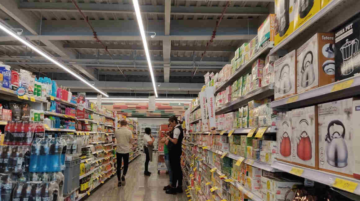 Imagen referencial de consumo en un supermercado del norte de Quito, 26 de enero de 2024.