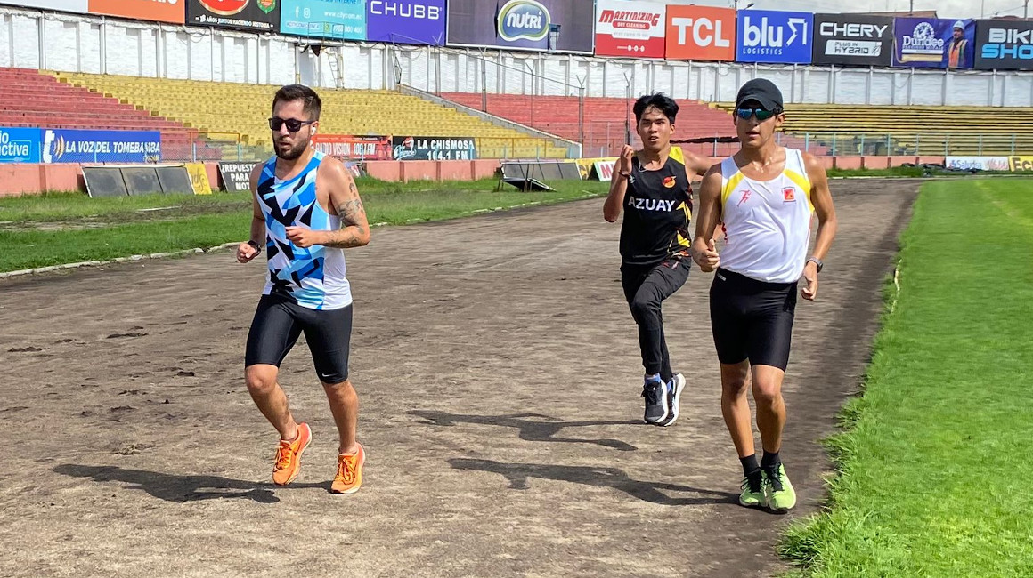 Atletas entrenan en la pista atlética del estadio Alejandro Serrano Aguilar, en Cuenca.