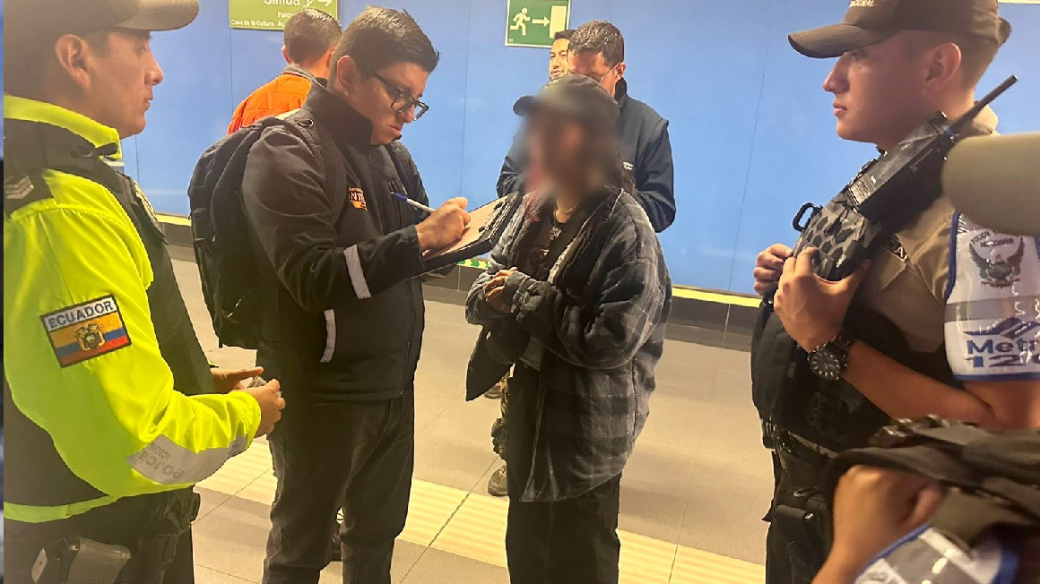 Policías retuvieron a una mujer por haber rayado una pared del Metro de Quito el 26 de enero de 2024.