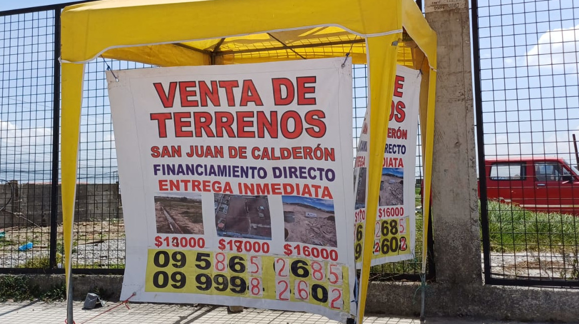 En las calles de San Juan de Calderón se ofertan decenas de lotes de terrenos en sectores que no están regulados.