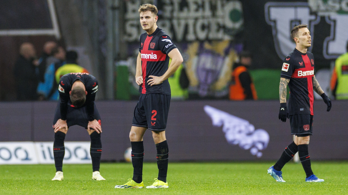 Jugadores del Bayer Leverkusen se lamentan tras el empate sin goles ante el Borussia Mönchengladbach, el 27 de enero de 2024.