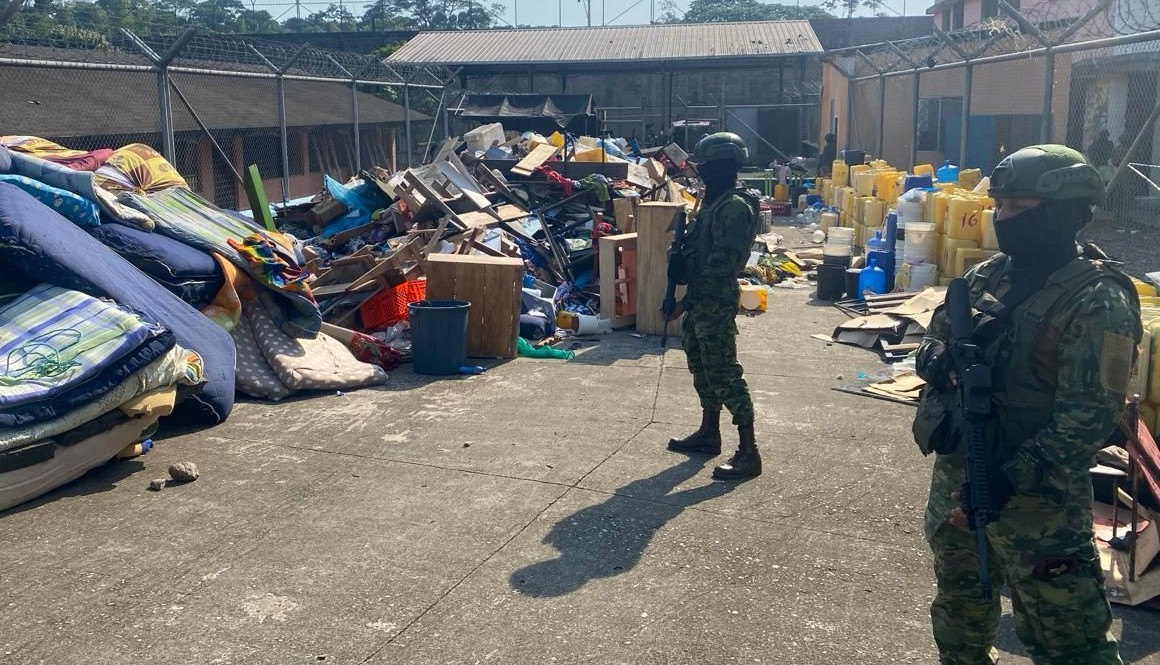 Militares supervisan la limpieza de la cárcel de Sucumbíos.
