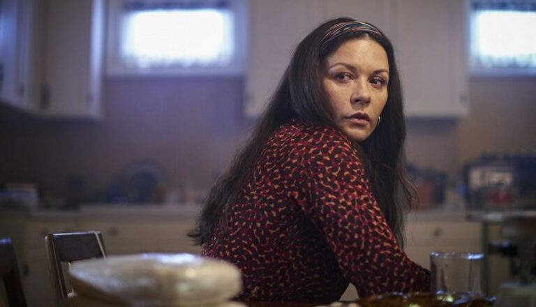 Catherine Zeta-Jones, en una escena de 'Cocaine Godmother'.