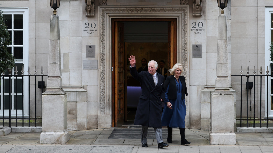 El rey Carlos de Inglaterra a su salida del hospital en Londres, junto a su esposa, Camila, el 29 de enero de 2024.