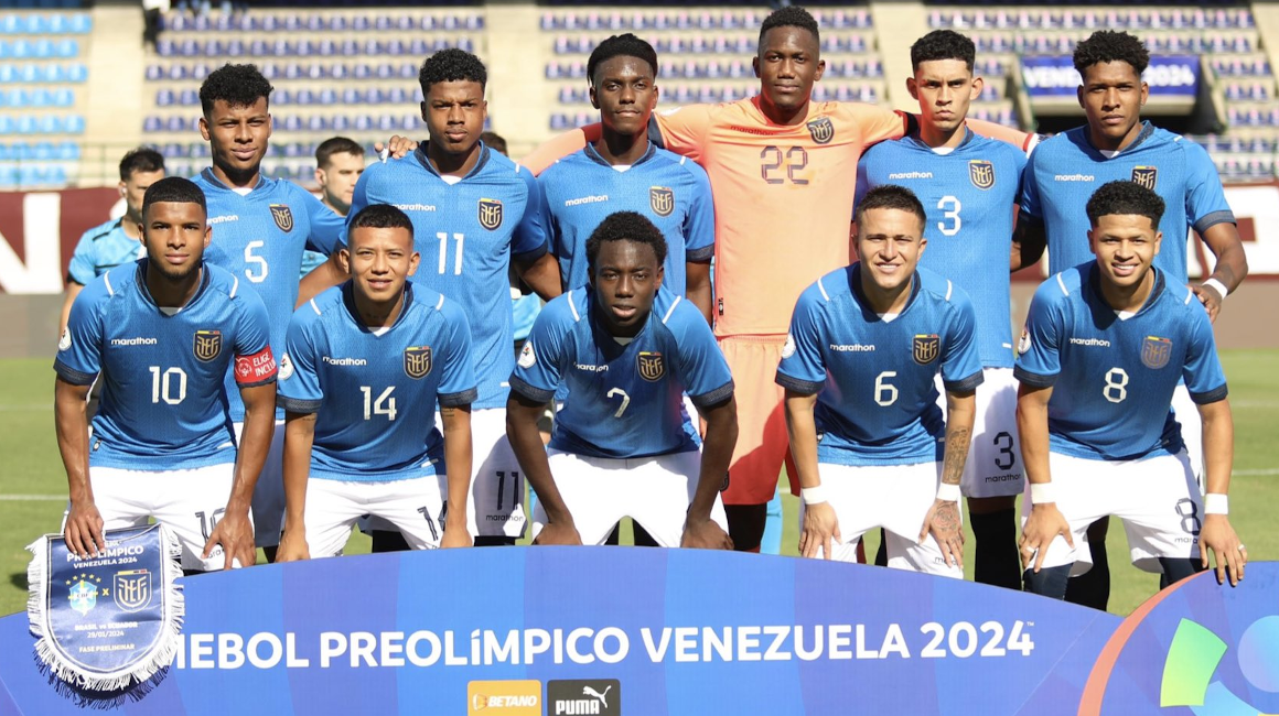 Los ecuatorianos posan para una foto antes de enfrentar a Brasil en el Preolímpico, el 29 de enero de 2024. 