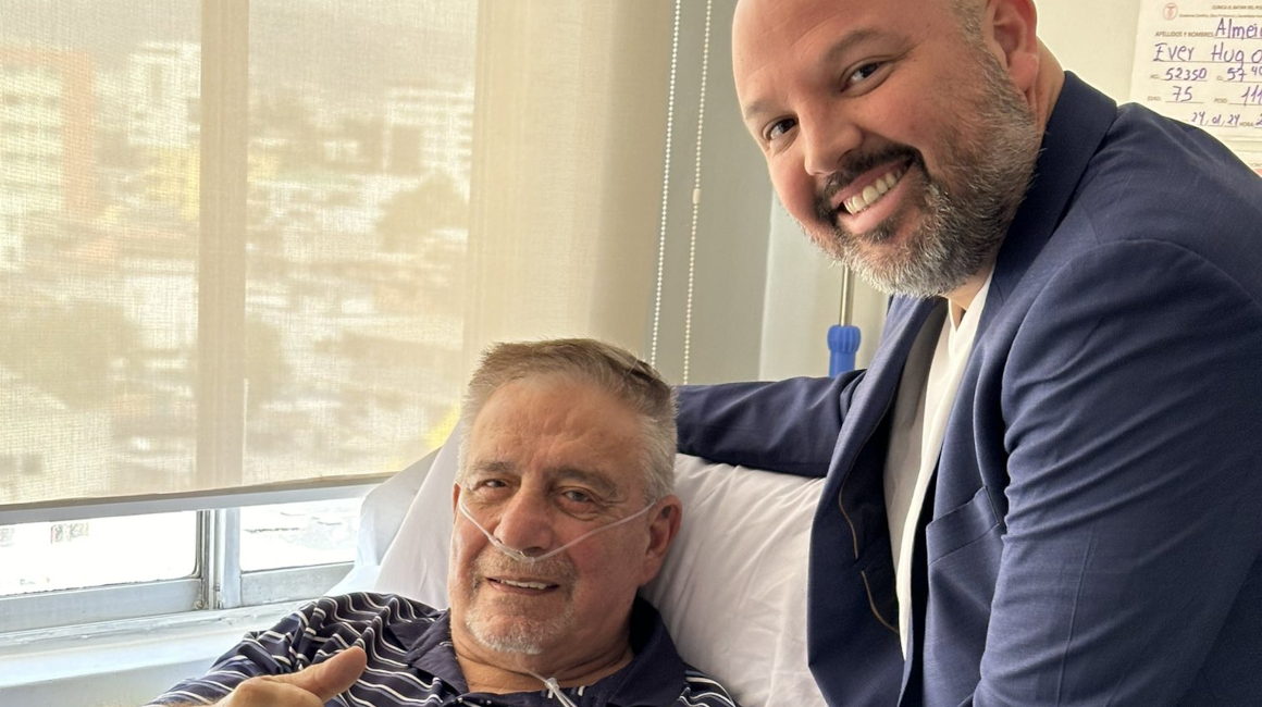Miguel Ángel Loor, presidente de LigaPro, junto al técnico de El Nacional, Ever Hugo Almeida, quien se mantiene hospitalizado.