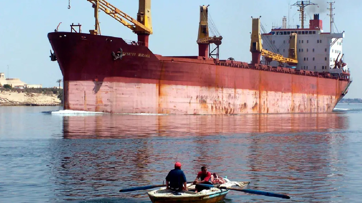 Un portacontenedores pasa por el Canal de Suez, en una imagen de archivo.