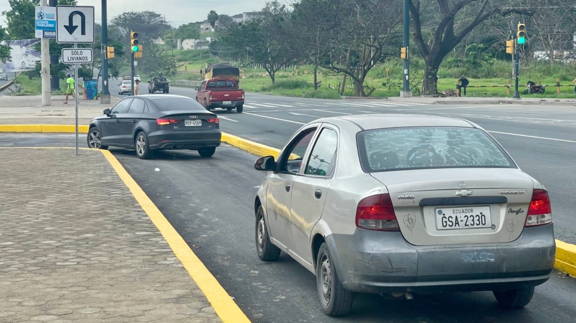 Un nuevo retorno semaforizado se habilitó en el kilómetro 13,5 de la vía a la Costa, al oeste de Guayaquil.