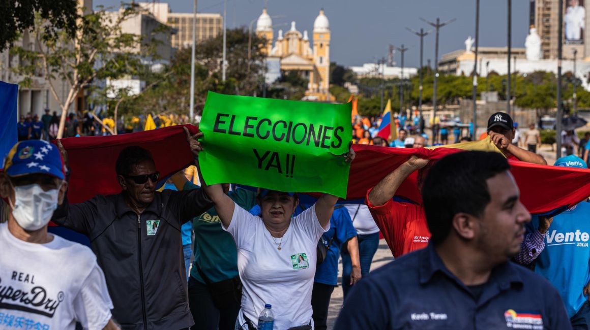 Personas participan en una manifestación opositora en Maracaibo, Venezuela, el 23 de enero de 2024.