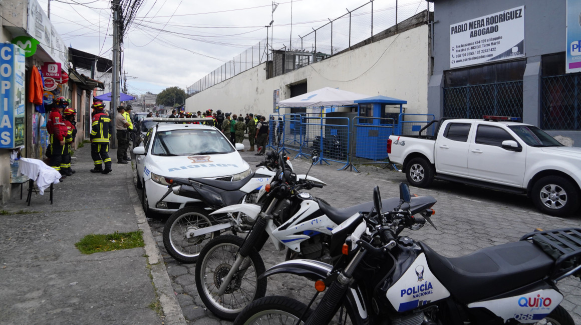 Bomberos y policía en la cárcel de El Inca, en Quito, durante un amotinamiento, el 8 de enero de 2024.
