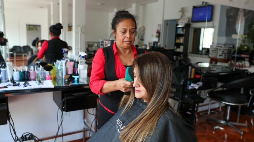 Eva Haro logró consolidar su negocio de belleza en Alangasí gracias al financiamiento de Banco Pichincha