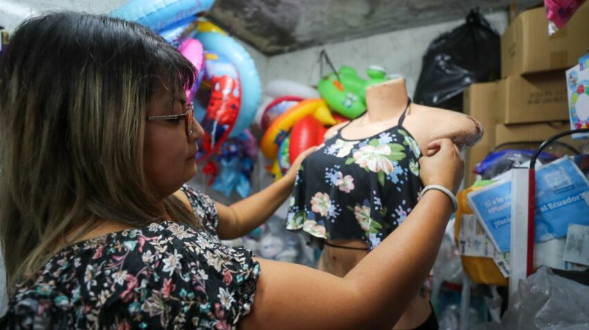 Daniela Morocho expande su tienda de venta de ternos de baño y arrancó un segundo negocio de purificación de agua con un nuevo crédito de Banco Pichincha