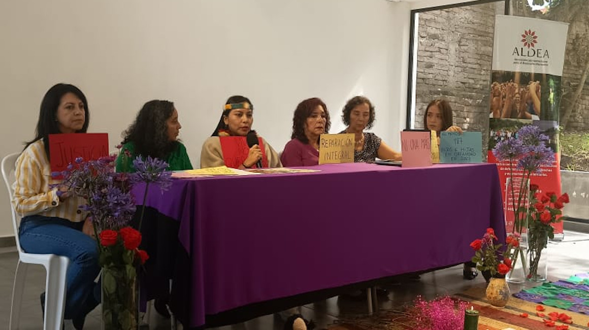 Activistas de la fundación Aldea, presentan el informe sobre femicidios en 2023, el 31 de enero de 2024, en Quito.