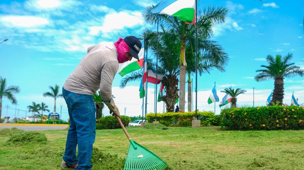 Imagen referencial de un trabajador de limpieza en un redondel de Machala, enero de 2024.