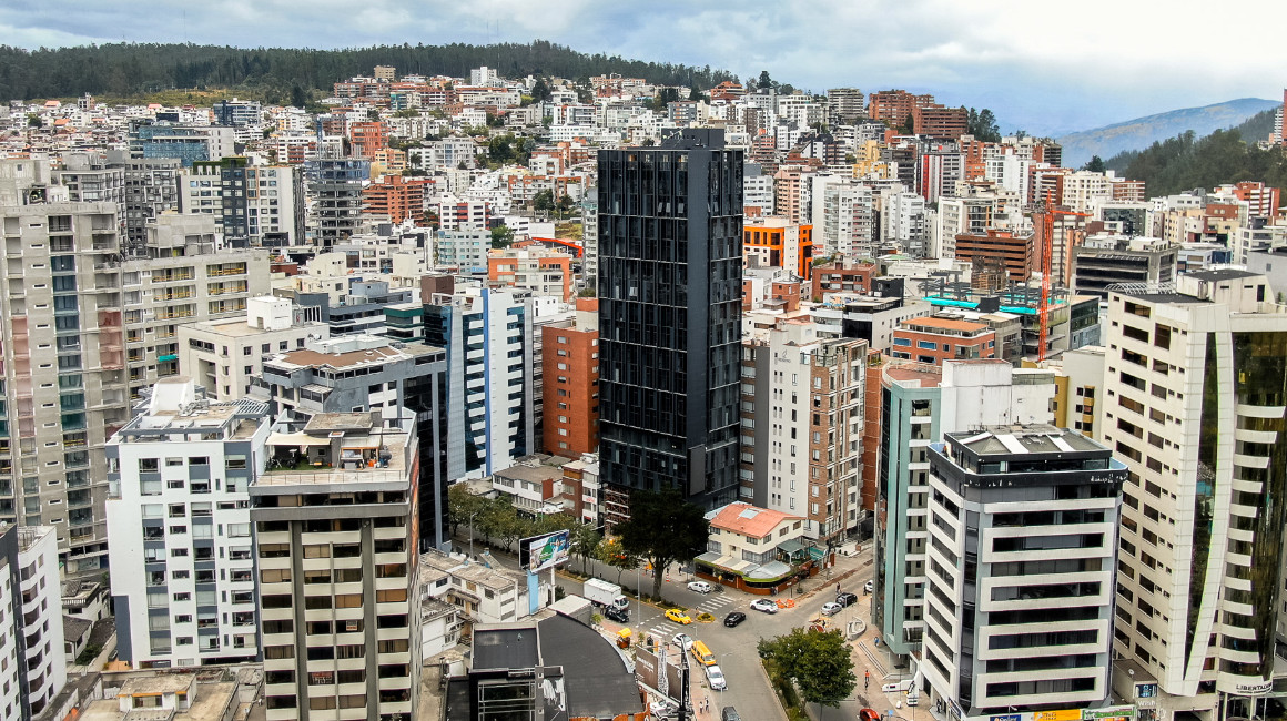 Vista del edificio de departamentos Xoe, de color negro, de la empresa Proaño Proaño Promotora Inmobiliaria, ubicado en el centro norte de Quito.