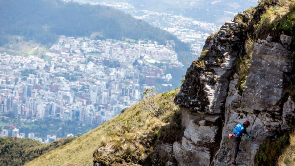 Un escalador de montaña en Quito.