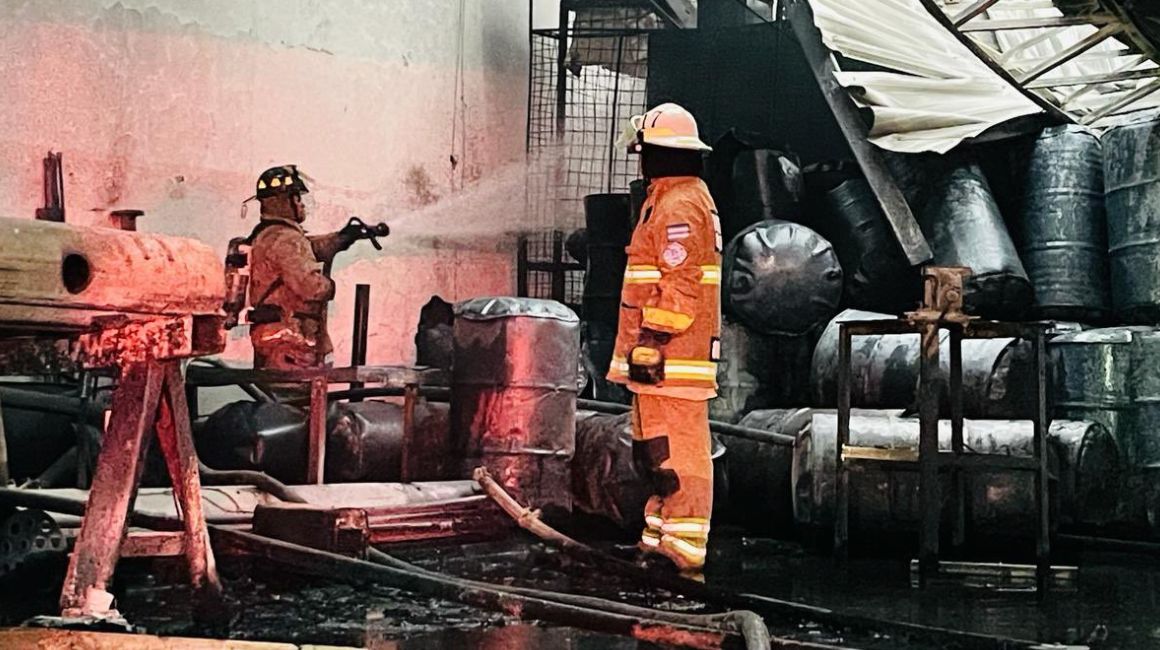 Bomberos trabajan en un incendio en una fábrica de aceites en Nobol, Guayas, el 29 de febrero de 2024.
