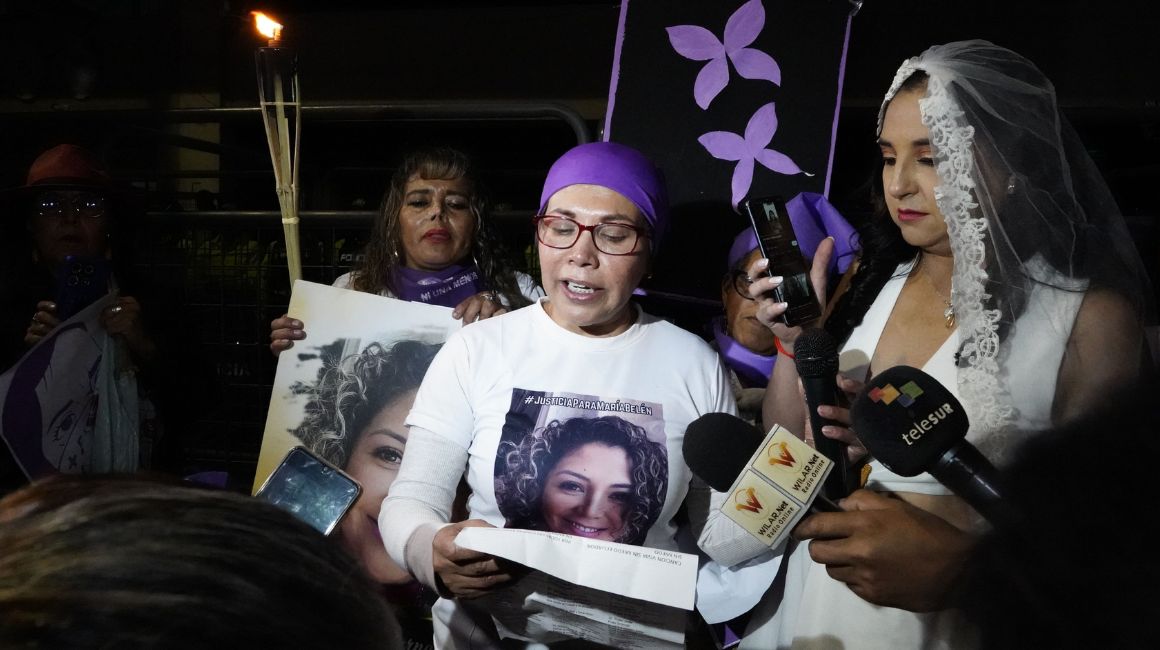 Elizabeth Otavalo, madre de María Belén Bernal, en una marcha de conmemoración del primer aniversario de su muerte, el 11 de septiembre de 2023.