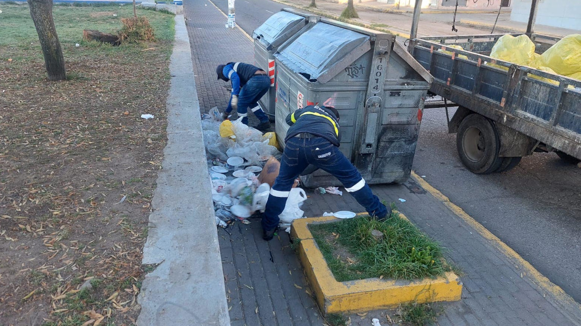 Trabajadores de Emaseo recogen la basura junto a un contenedor, en enero de 2024.