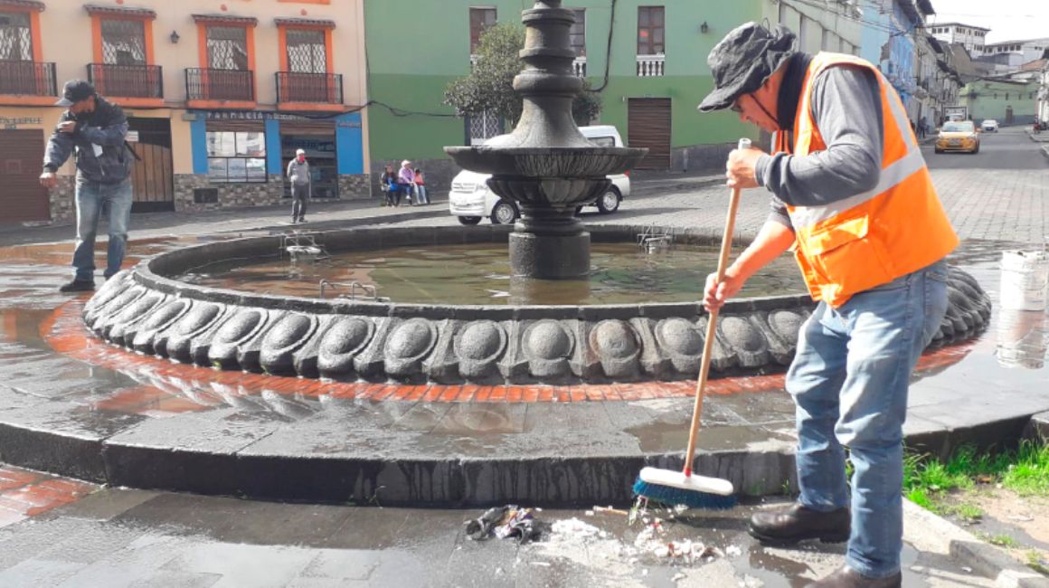 Imagen referencial. Un trabajador limpia una pileta de Quito.