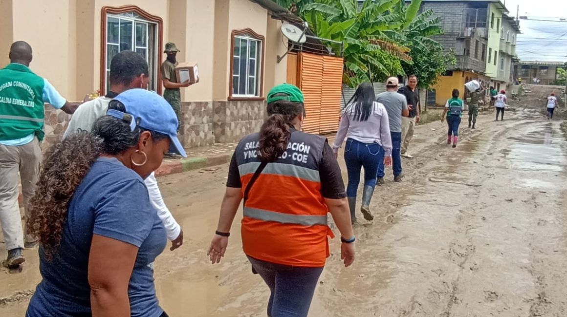 Personal de la Secretaría de Gestión de Riesgos recorre el sector La Tormenta en Esmeraldas, afectada por las lluvias del Fenómeno de El Niño, el 1 de febrero de 2024.