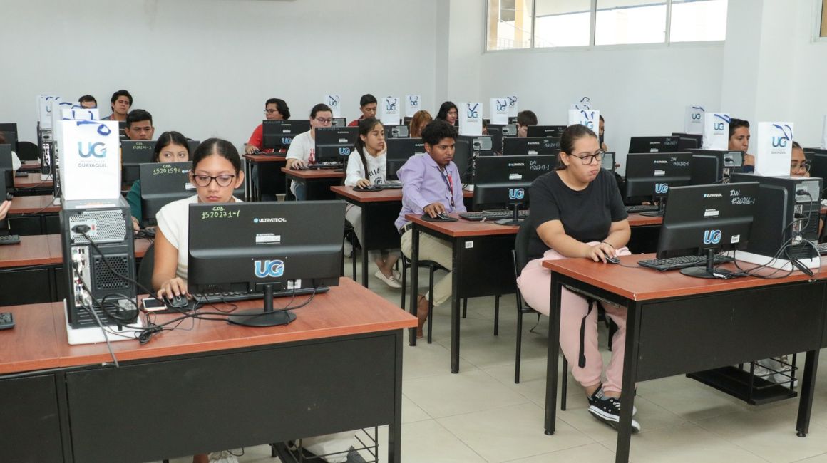 Estudiantes en un laboratorio de la Universidad de Guayaquil.