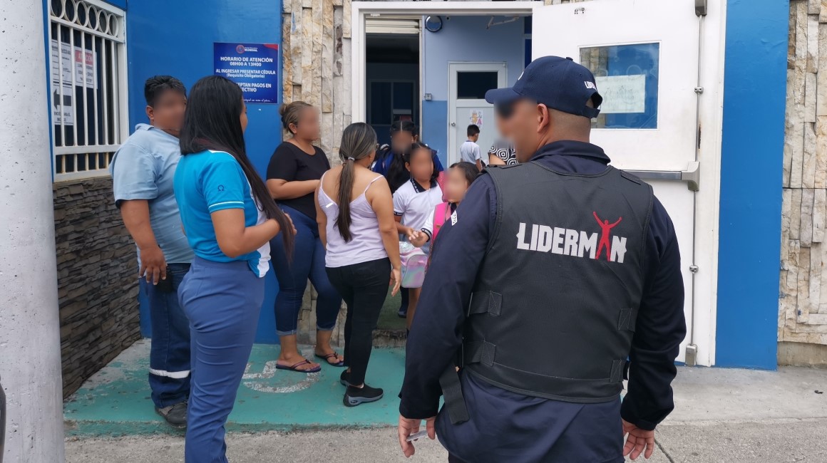 Conserjes, maestros y un guardia privado hacen parte del operativo de seguridad implementado en un plantel particular de Mucho Lote, al norte de Guayaquil. 