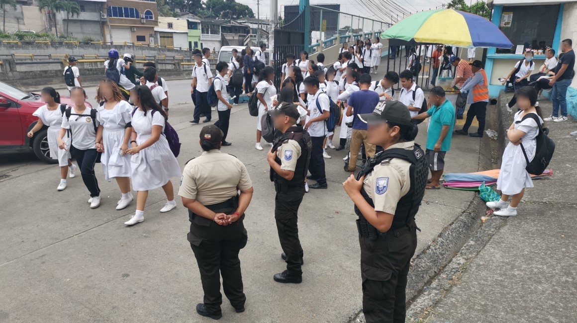 Policías resguardan la salida de clases en el colegio Dolores Sucre, de la vía a Daule, al norte de Guayaquil.
