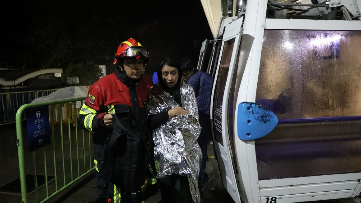 Una mujer rescatada por los bomberos en el Teleférico de Quito el 2 de febrero de 2024.