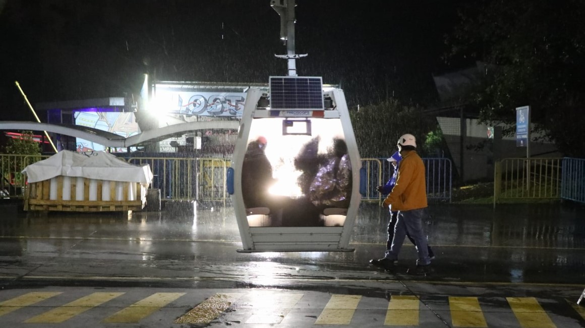 12 personas lograron ser evacuadas la noche del viernes 2 de febrero del 2024, tras el restablecimiento del sistema del Teleférico de Quito, afectado por una tormenta eléctrica.