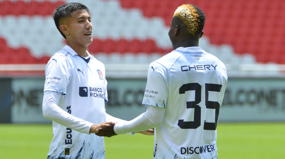 Sebastián González y Jairón Charcopa en el partido entre Liga e Imbabura, 3 de febrero de 2024.