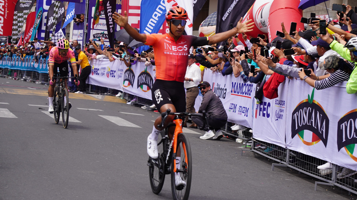 Jhonatan Narváez celebra el título de campeón nacional de ruta, el 3 de febrero de 2024.
