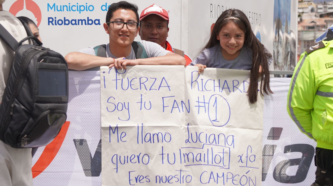 Aficionados apoyan a Richard Carapaz, en Riobamba, el 3 de febrero de 2024. 