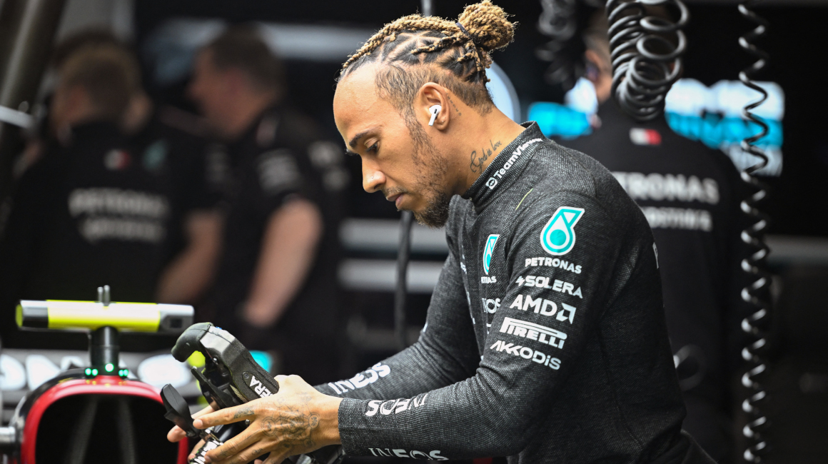 Lewis Hamilton revisando su auto en el Gran Premio de Las Vegas, 17 de noviembre de 2023.