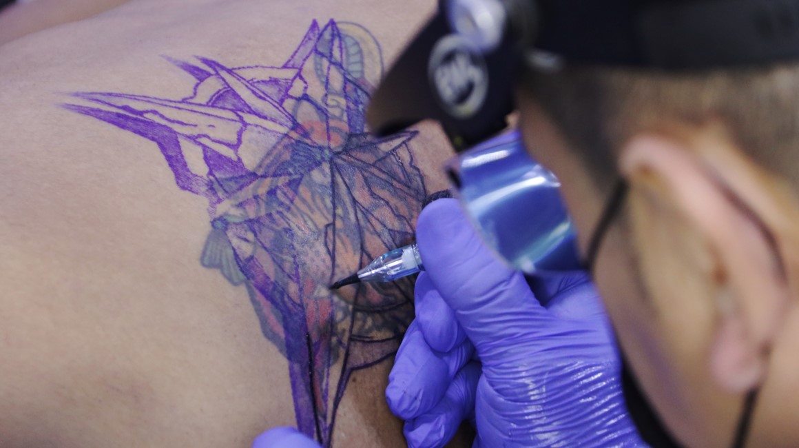 En el estudio Marcelo Tattoo, en el sur de Guayaquil, cubren un tatuaje de un tigre con una rosa de los vientos.