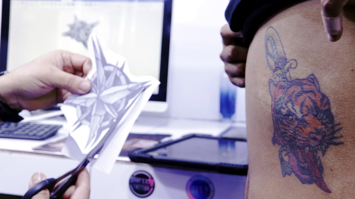 Parte del proceso para cubrir un tatuaje de un tigre, ahora relacionado con la banda Los Tiguerones.